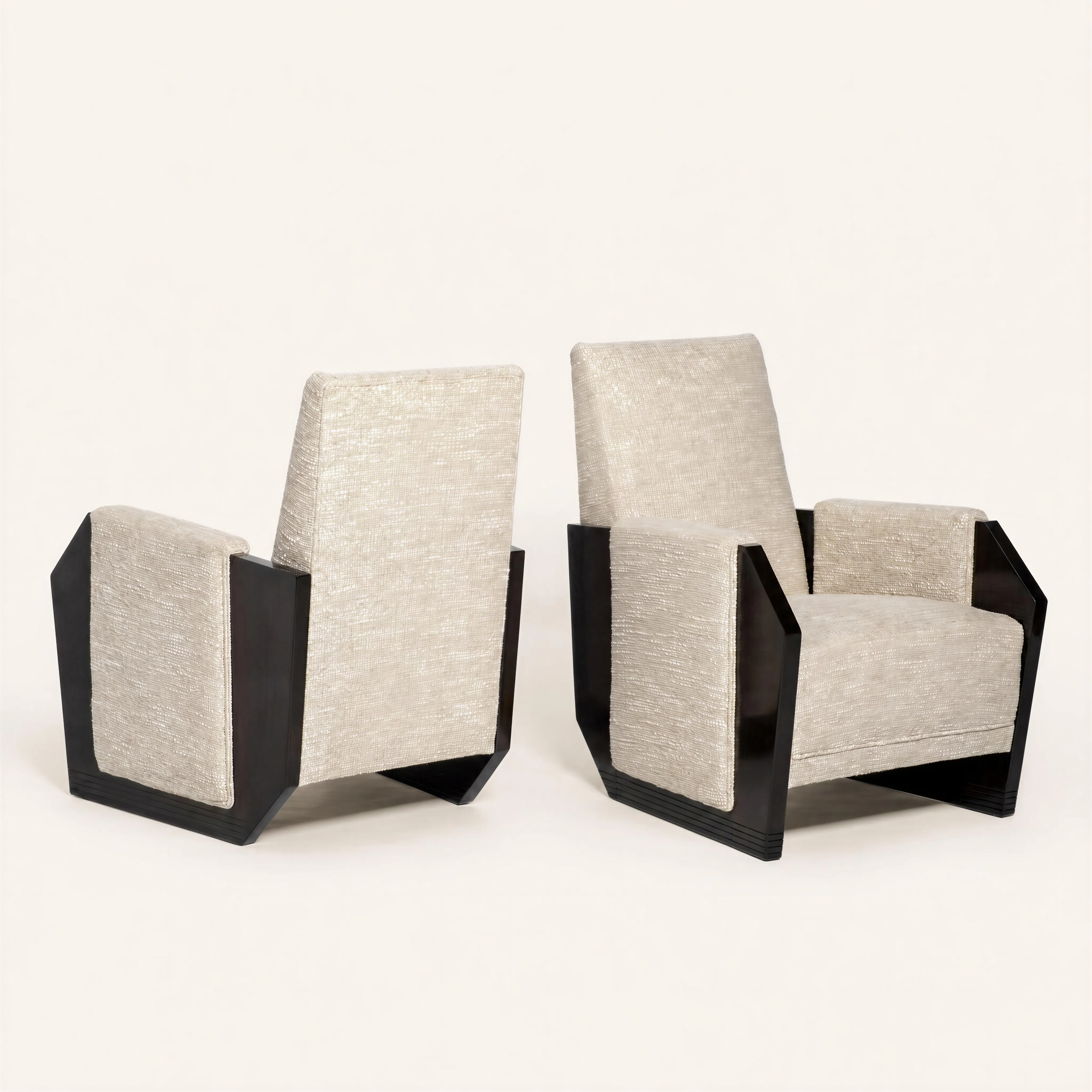 Fauteuils en noyer aux lignes géométriques, notamment marqués par des flancs en bois plein aux découpes angulaires. Leur dossier haut et légèrement incliné s'insère de façon dynamique dans cette imposante structure cubique. L'assise profonde, le dossier et l'habillage des accoudoirs sont recouverts d'un tissu clair texturé.

Réf. « signé sornay. » p.345.

Cette œuvre a été crée avant le brevet du cloutage donc avant 1932. Cette première production se caractérise par des meubles puissamment charpentés aux lignes simples, construits suivant les normes de l’ébénisterie traditionnelle. À cette époque, la production est essentiellement constituée de pièces uniques, plus rarement de meubles fabriqués à quelques exemplaires.