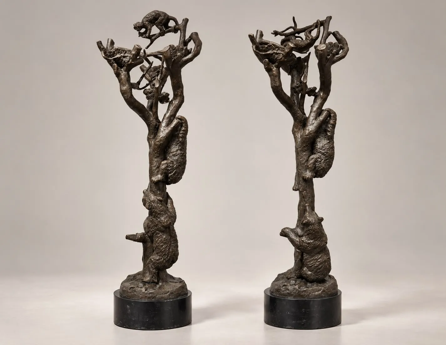 Paire de buissons sculptés aux ours et aux singes