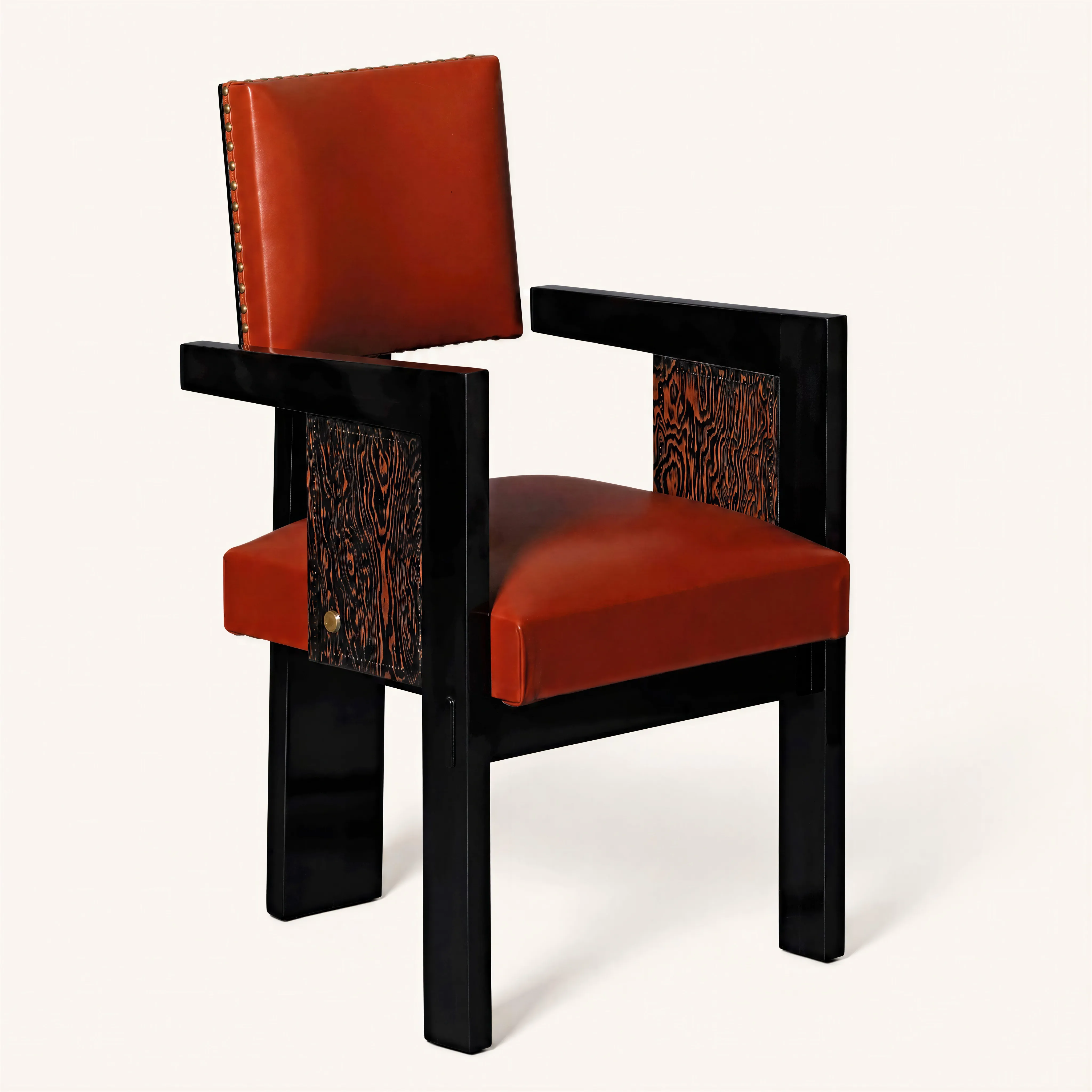 Paire de fauteuils « bridge » en pin d'Oregon clouté et hêtre massif. La structure géométrique présente des accoudoirs rectilignes formant un angle droit et repose sur des pieds de section carrée. L'assise et le dossier sont habillés d'une garniture de cuir rouge. 

Réf. « signé sornay. » p.244.

Le pin d’Orégon est d’abord travaillé à la brosse métallique afin de créer du relief, il est ensuite teinté en foncé puis poncé, la teinte reste dans les parties creuses alors que les crêtes retrouvent leur couleur naturelle tirant sur l’orange. Par cette méthode originale, André Sornay obtient des décors bicolores où le brun foncé et l’orange se côtoient en vagues longues et sinueuses presque magnétiques suivant
le caprice du veinage.