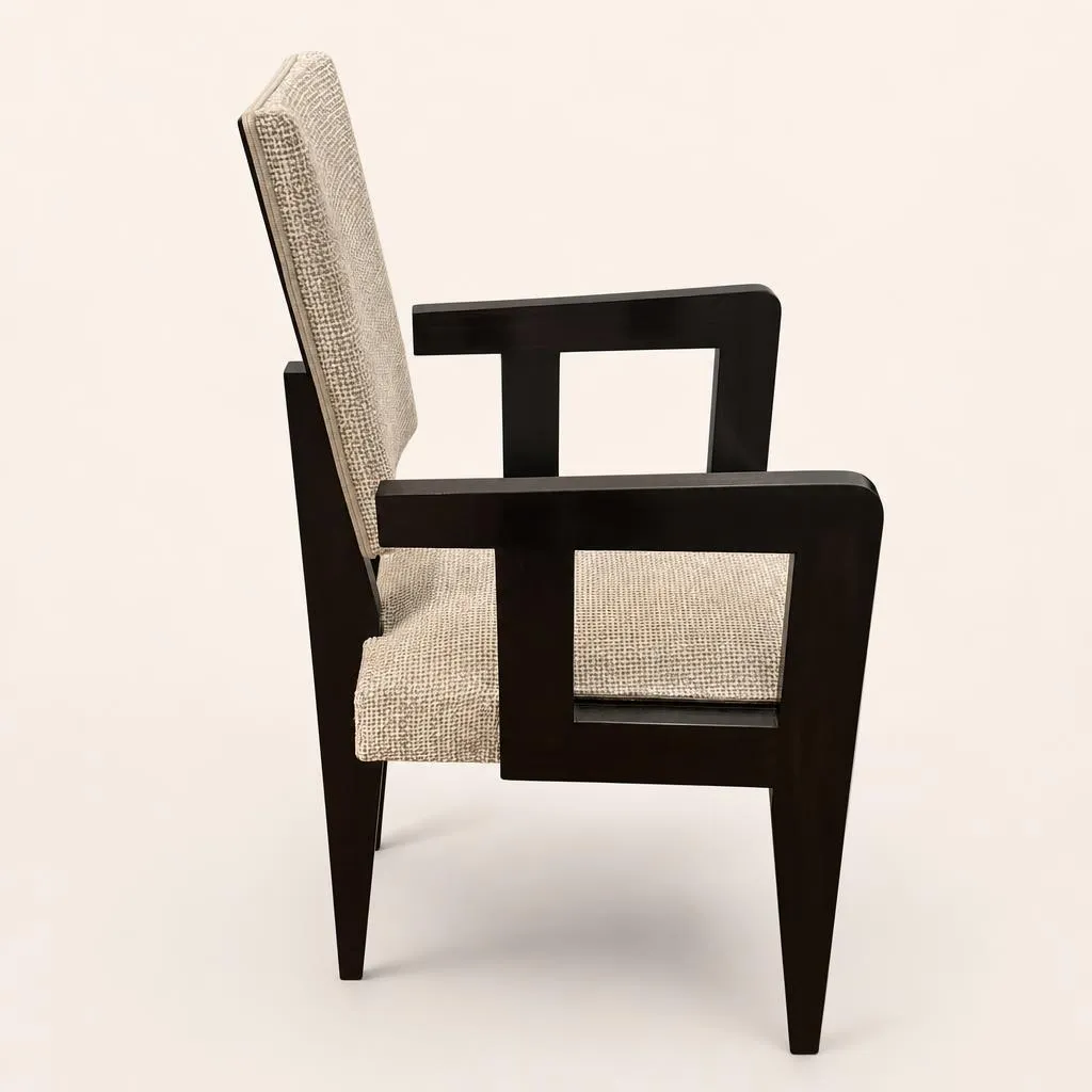 Paire de fauteuils en acajou massif et acajou clouté. La structure géométrique et architecturée se distingue par des accoudoirs rectilignes ajourés formant un angle droit et se prolongeant de manière fluide dans le piètement. Le dossier étroit, tendu d'un tissu clair texturé, s’inscrit en retrait entre de puissants montants arrière inclinés. 

André Sornay développe son premier brevet en 1932 : la technique du «cloutage» qui rappelle les rivets d’avion. Ce procédé permet de réunir des panneaux plaqués d’essences fines à la structure du meuble. L’alignement des clous devient ainsi une marque de fabrique et un élément décoratif. Ce brevet engendre la fabrication de « mobiliers cloutés » diffusés en petite série, et accessibles au plus grand nombre.
