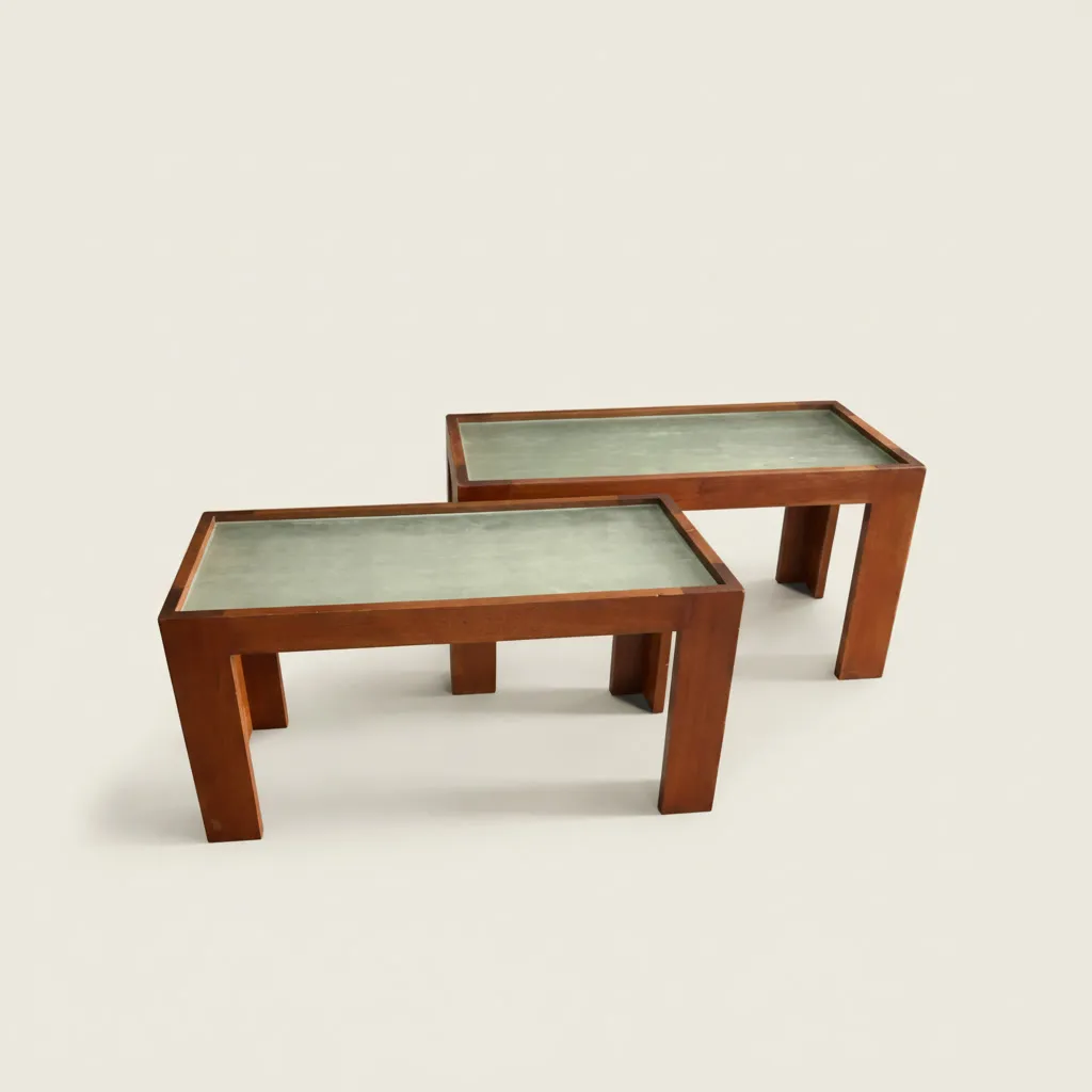 Paire de tables basses en acajou massif. 
Chaque plateau rectangulaire enchâsse une épaisse dalle de verre Saint-Gobain à la teinte subtilement verdâtre. 