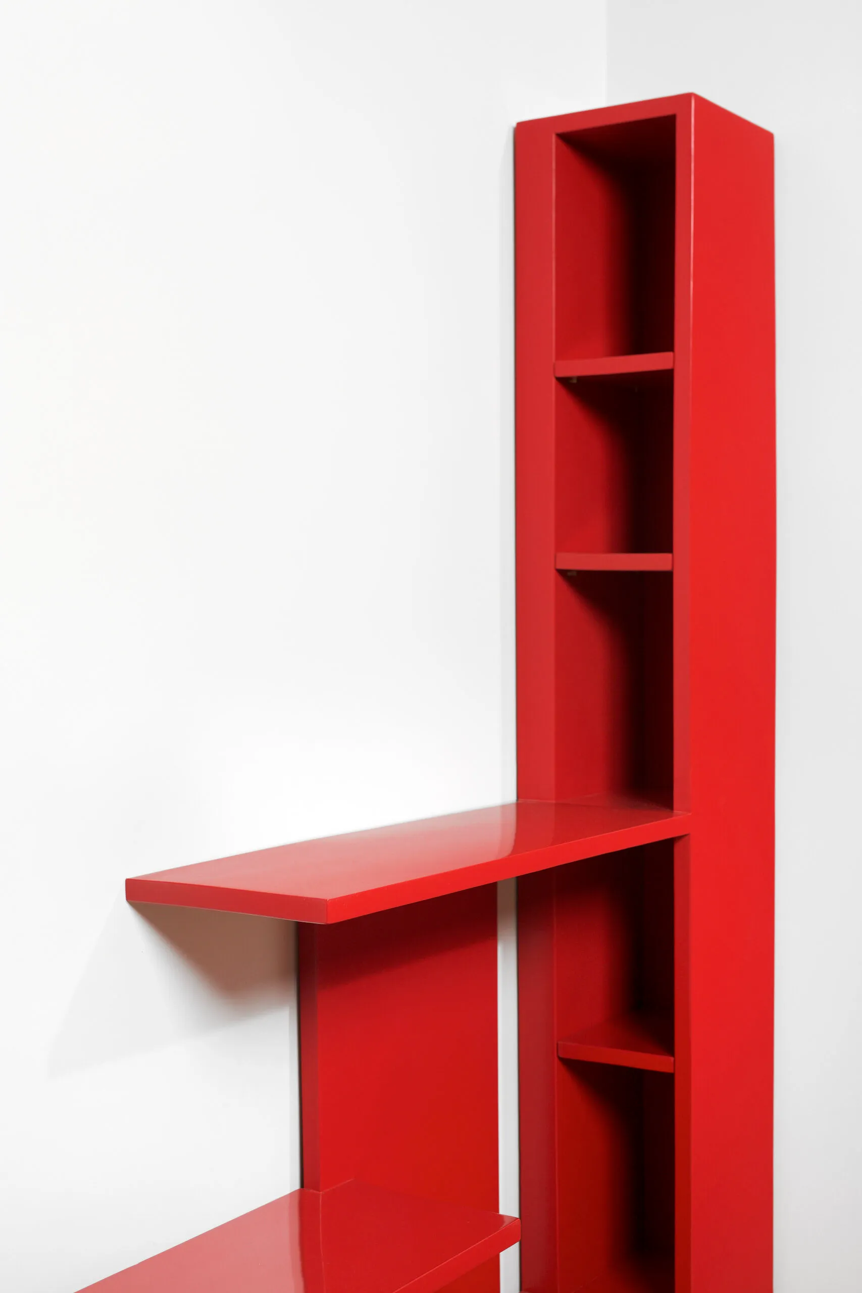 Detail view 1 – Red lacquer bookcase