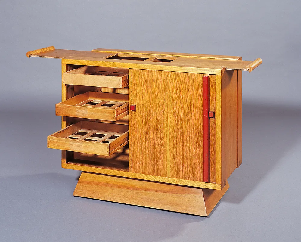 Detail view 1 – Rolling bar cabinet