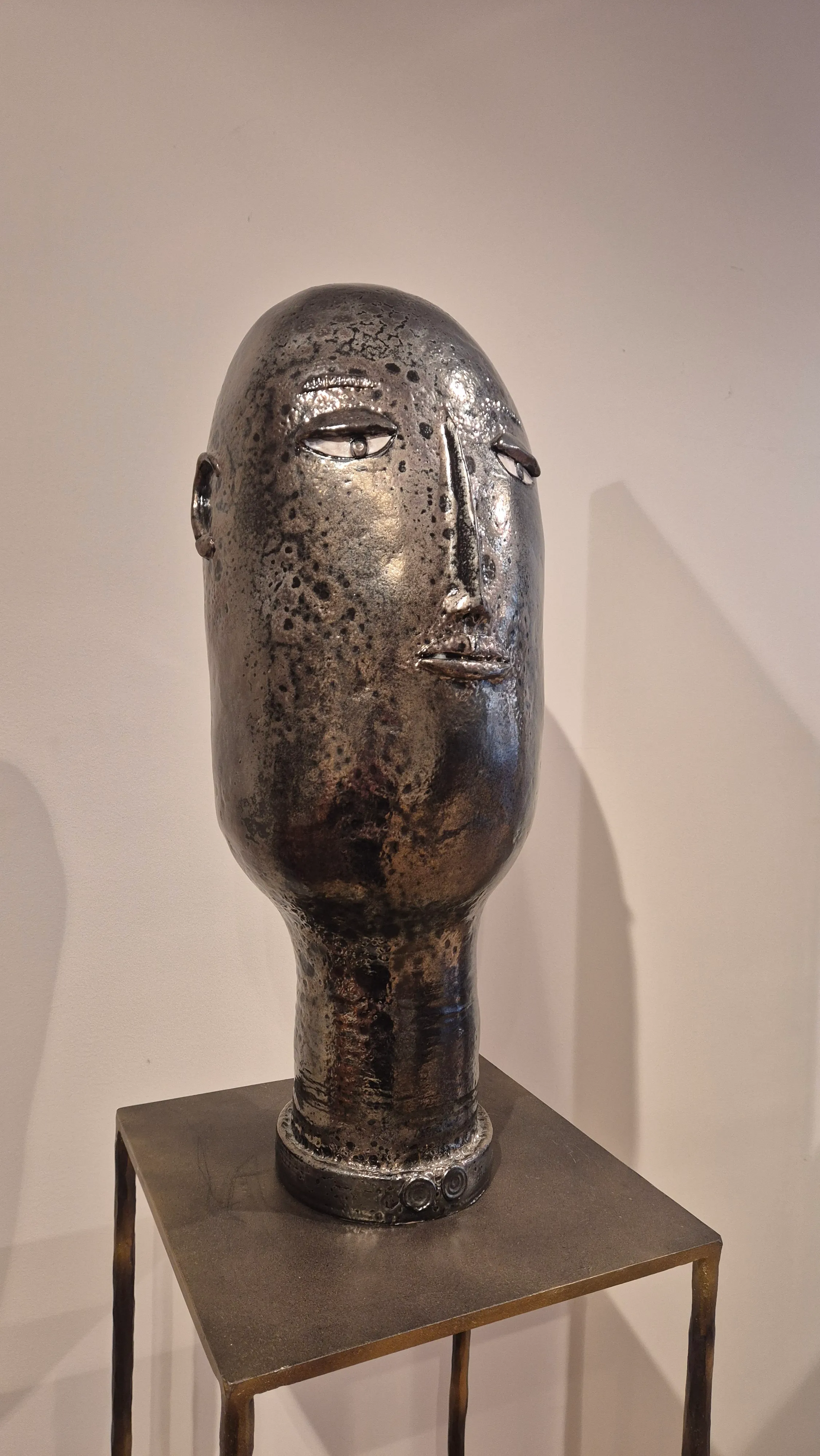 Vue de détail 1 – Sculpture d'une tête de jeune homme