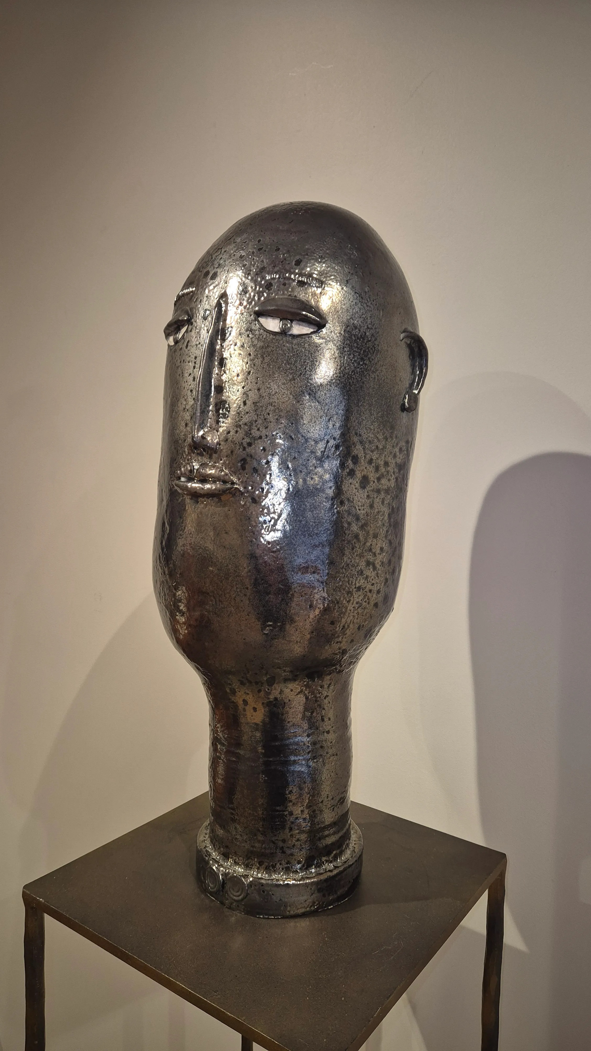 Vue de détail 2 – Sculpture d'une tête de jeune homme
