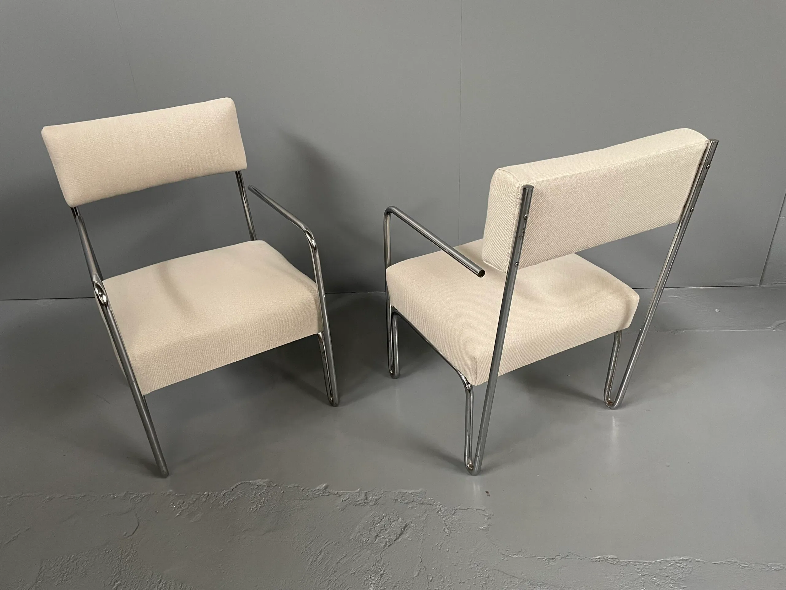 Vue de détail 1 – Suite de quatre fauteuils en tube d'acier