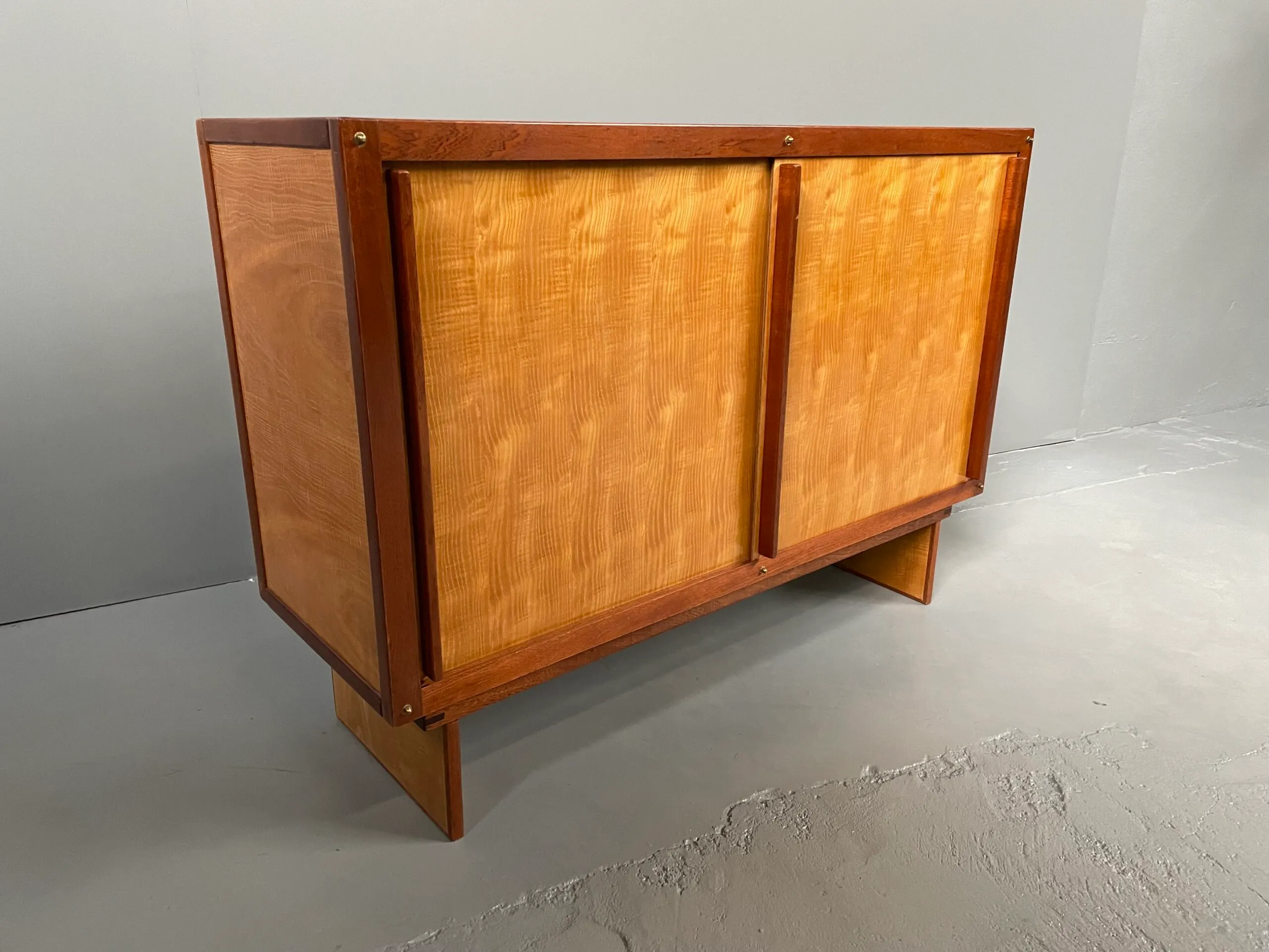 Detail view 1 – Sideboard in mahogany and ash
