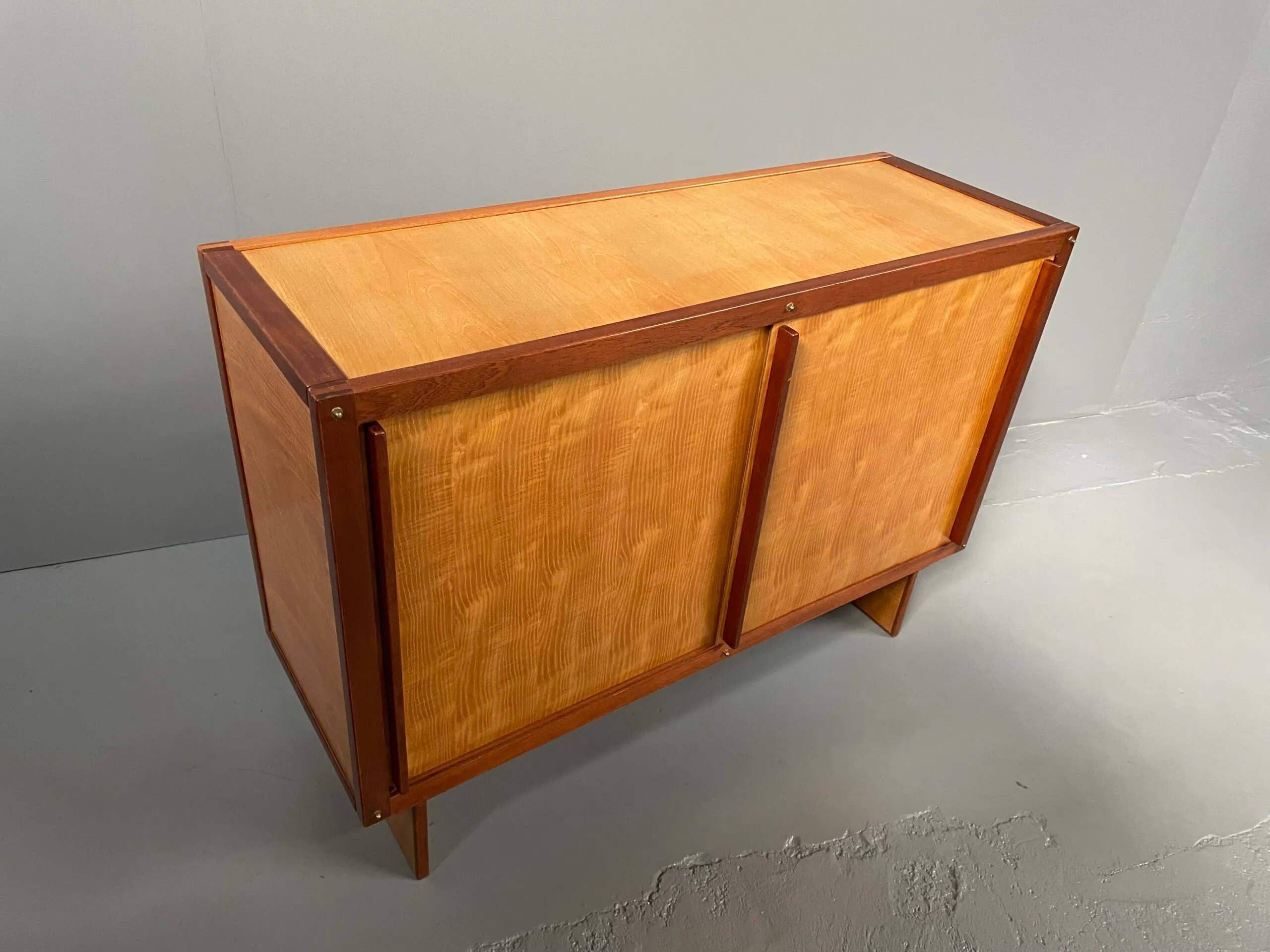 Detail view 2 – Sideboard in mahogany and ash