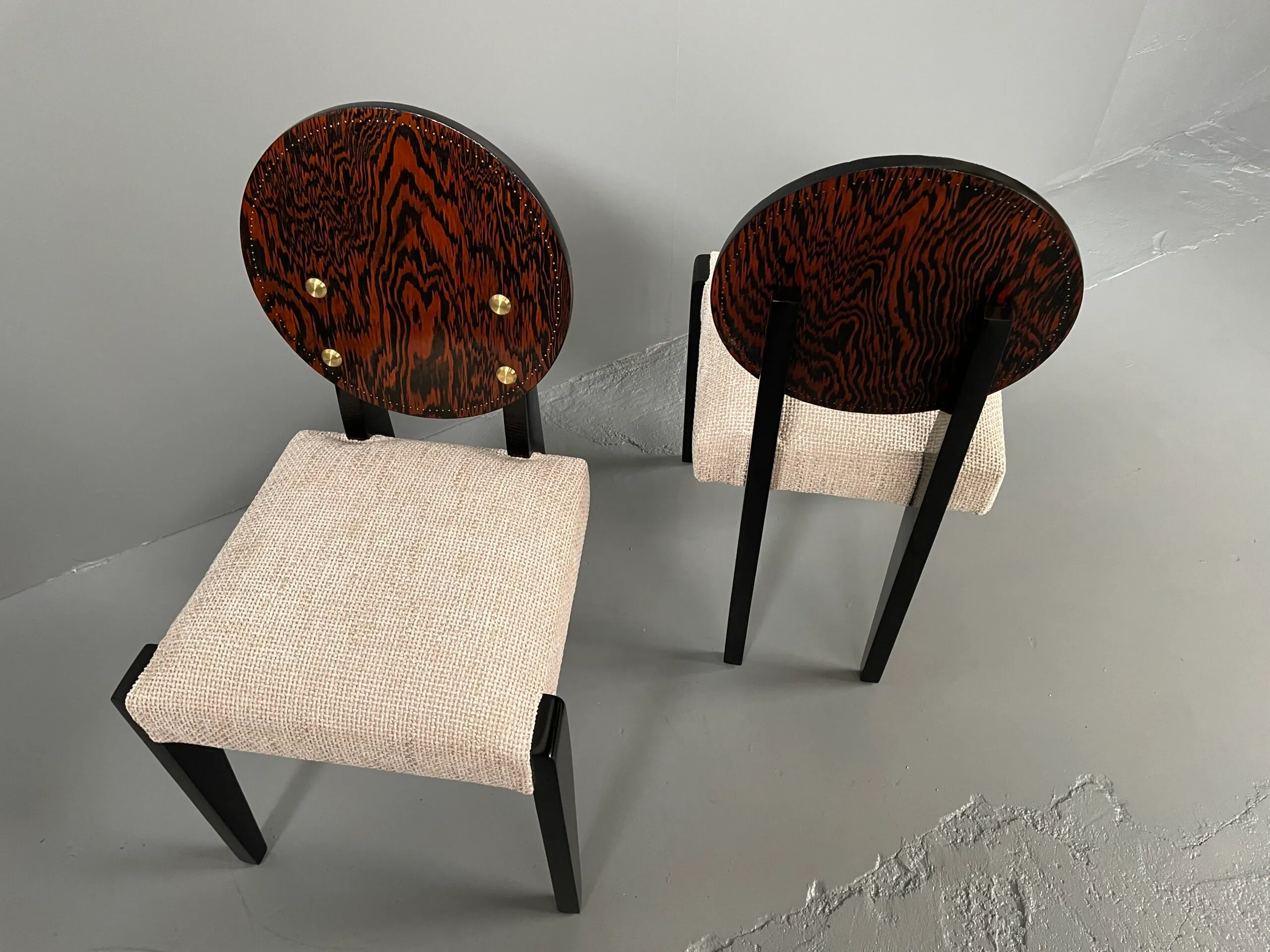 Vue de détail 1 – Suite de six chaises en pin d'Orégon