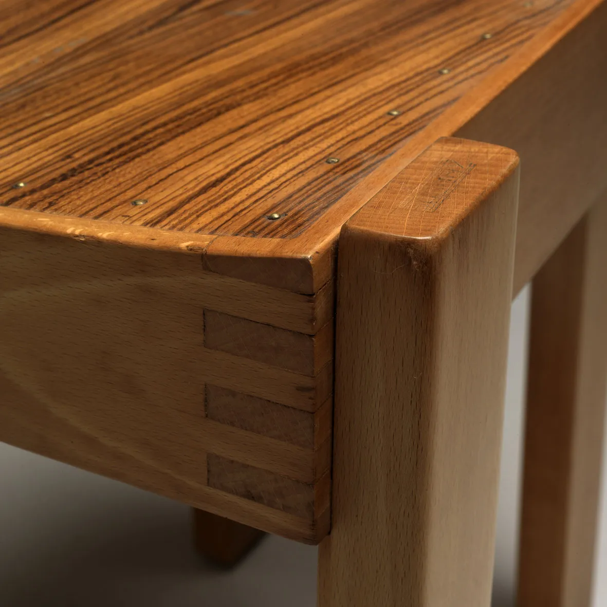 Vue de détail 3 – Six chaises à dossier haut