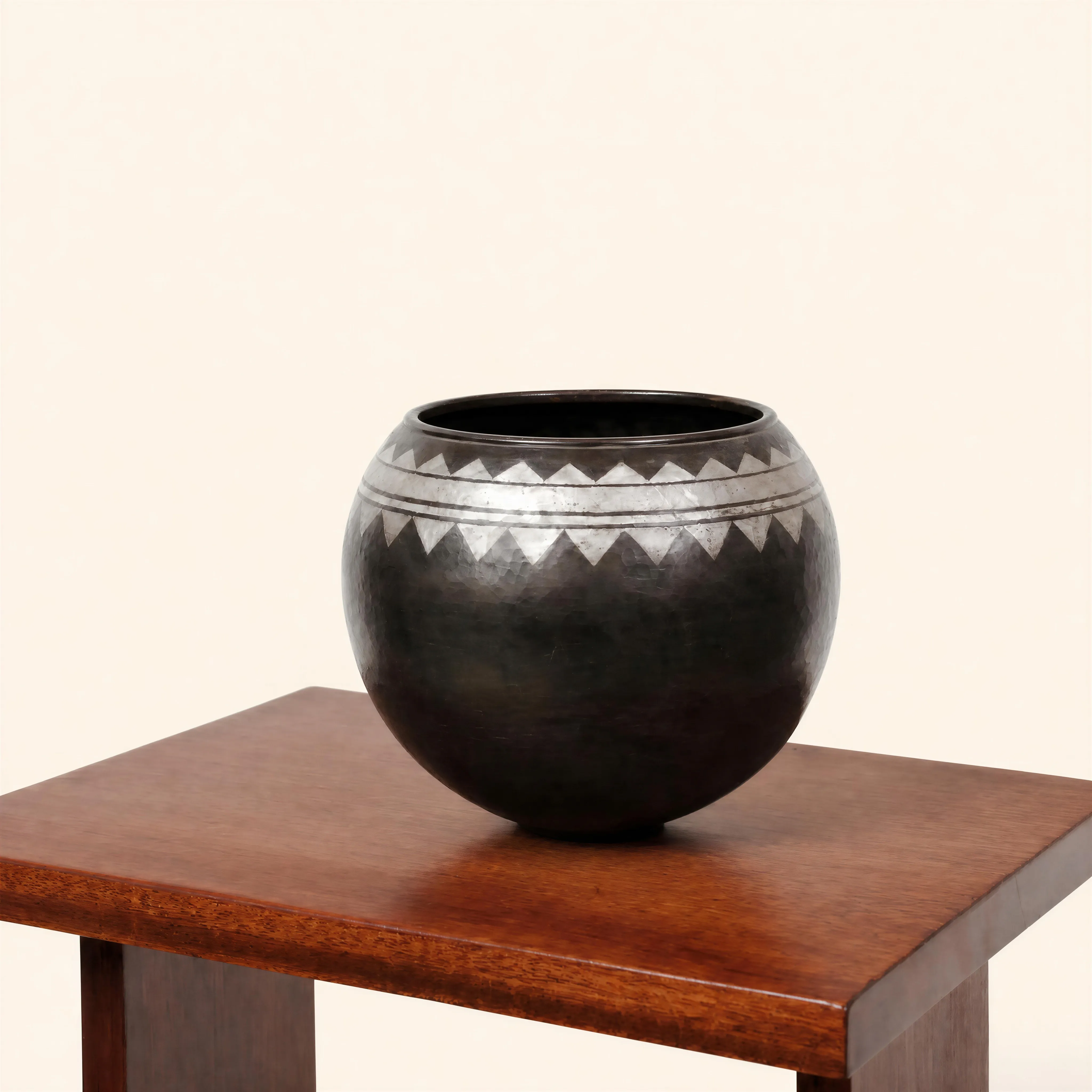 Vase boule à frise géométrique argentée 