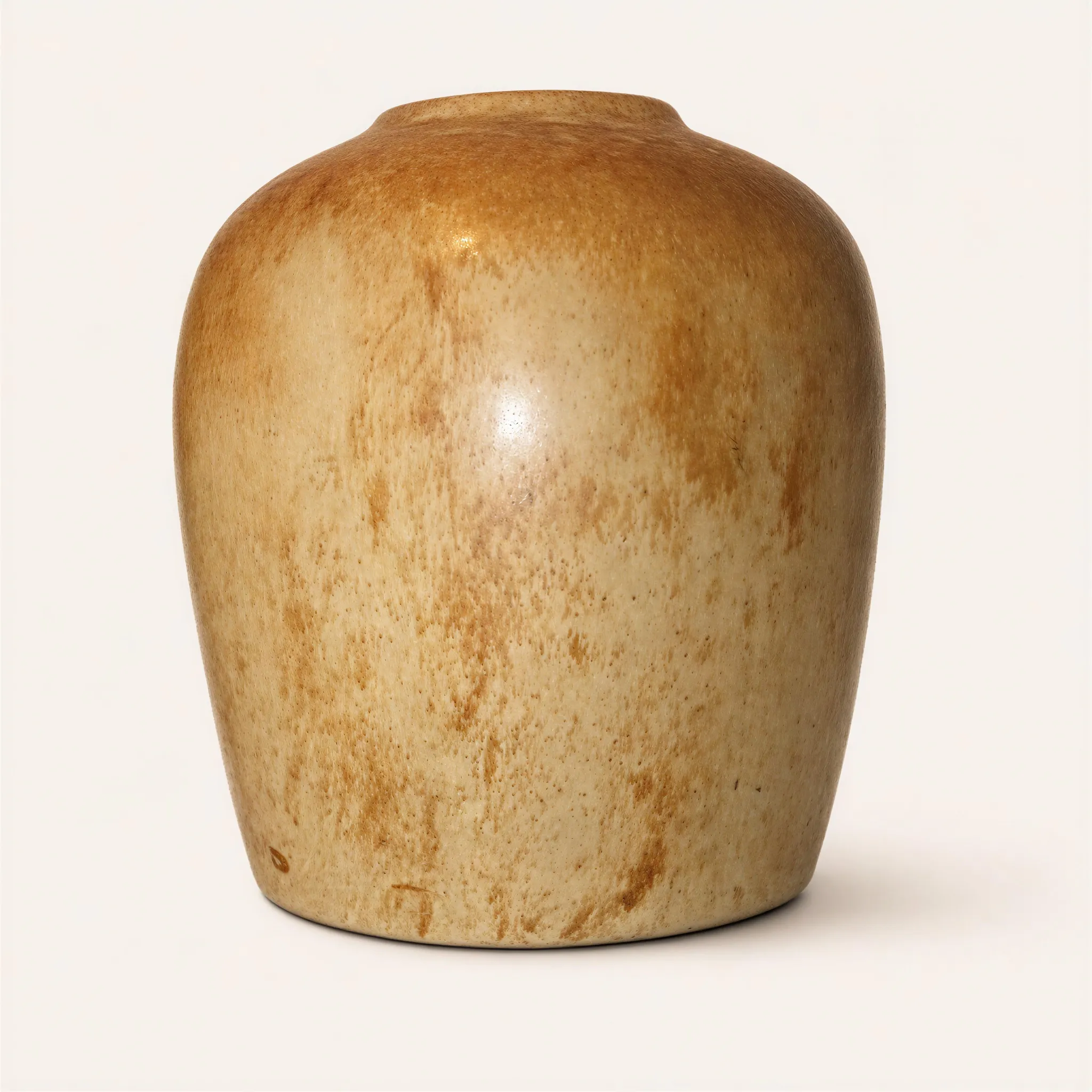 Pot en grès de forme ovoïde tronquée, présentant une épaule haute et un col très court à l'ouverture circulaire étroite. La surface lisse est recouverte d'un émail beige clair aux nuances mouchetées et ocrées.