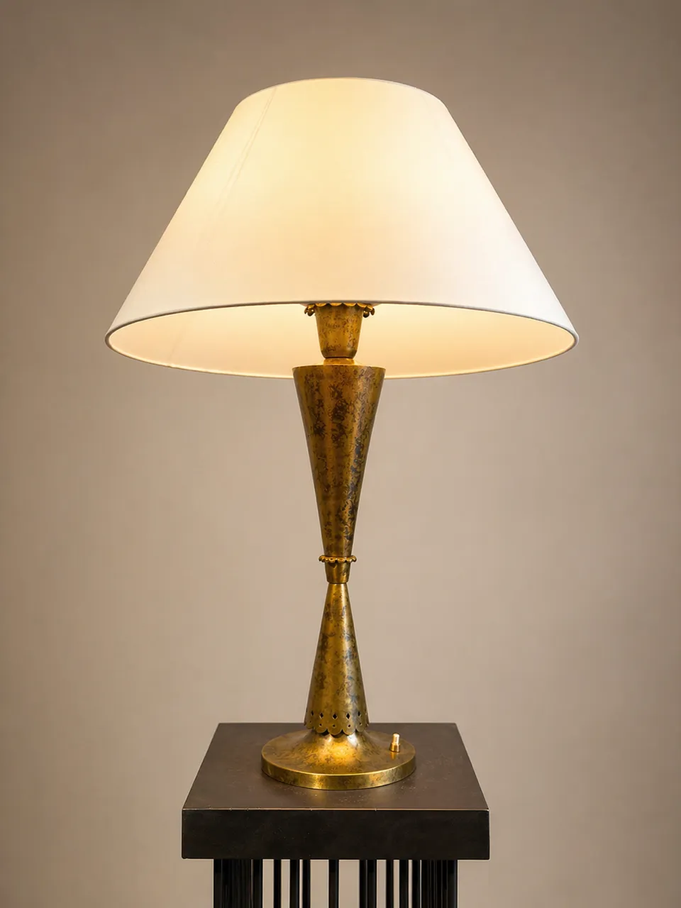 Detail view 1 – Table lamp in oxidized brass