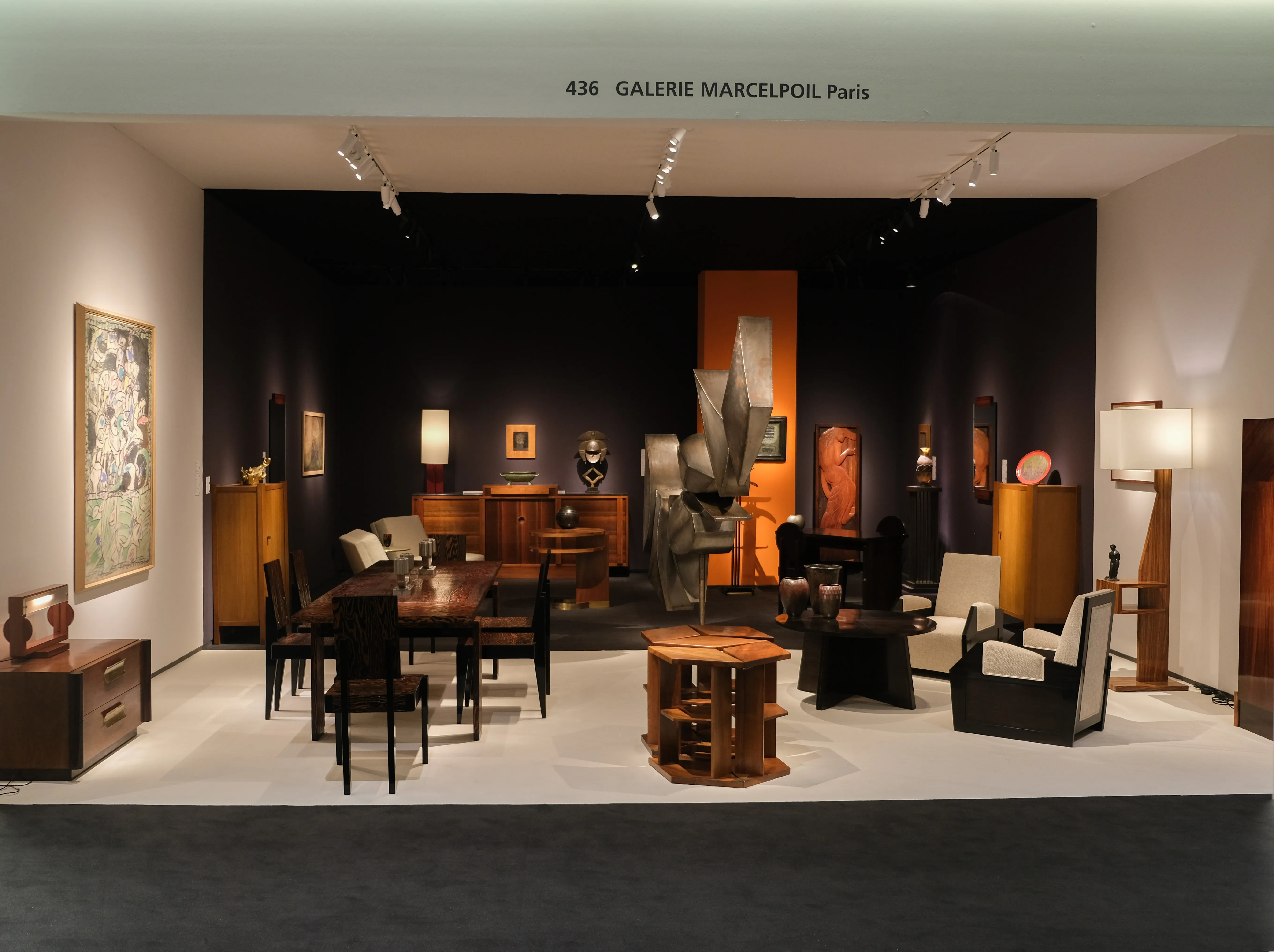 TEFAF Maastricht est considérée comme la première foire mondiale pour les beaux-arts, les antiquités et le design, rassemblant 7 000 ans d'histoire de l'art sous un même toit.
Réunissant plus de 260 marchands prestigieux venus d'une vingtaine de pays, TEFAF Maastricht est une véritable vitrine pour les plus belles œuvres d'art actuellement sur le marché.
Aux côtés des sections traditionnelles dédiées aux tableaux de maîtres anciens, aux antiquités et aux antiquités classiques qui occupent environ la moitié du salon, on y trouve également de l'art moderne et contemporain, de la photographie, de la joaillerie, du design du XXe siècle ainsi que des œuvres sur papier.