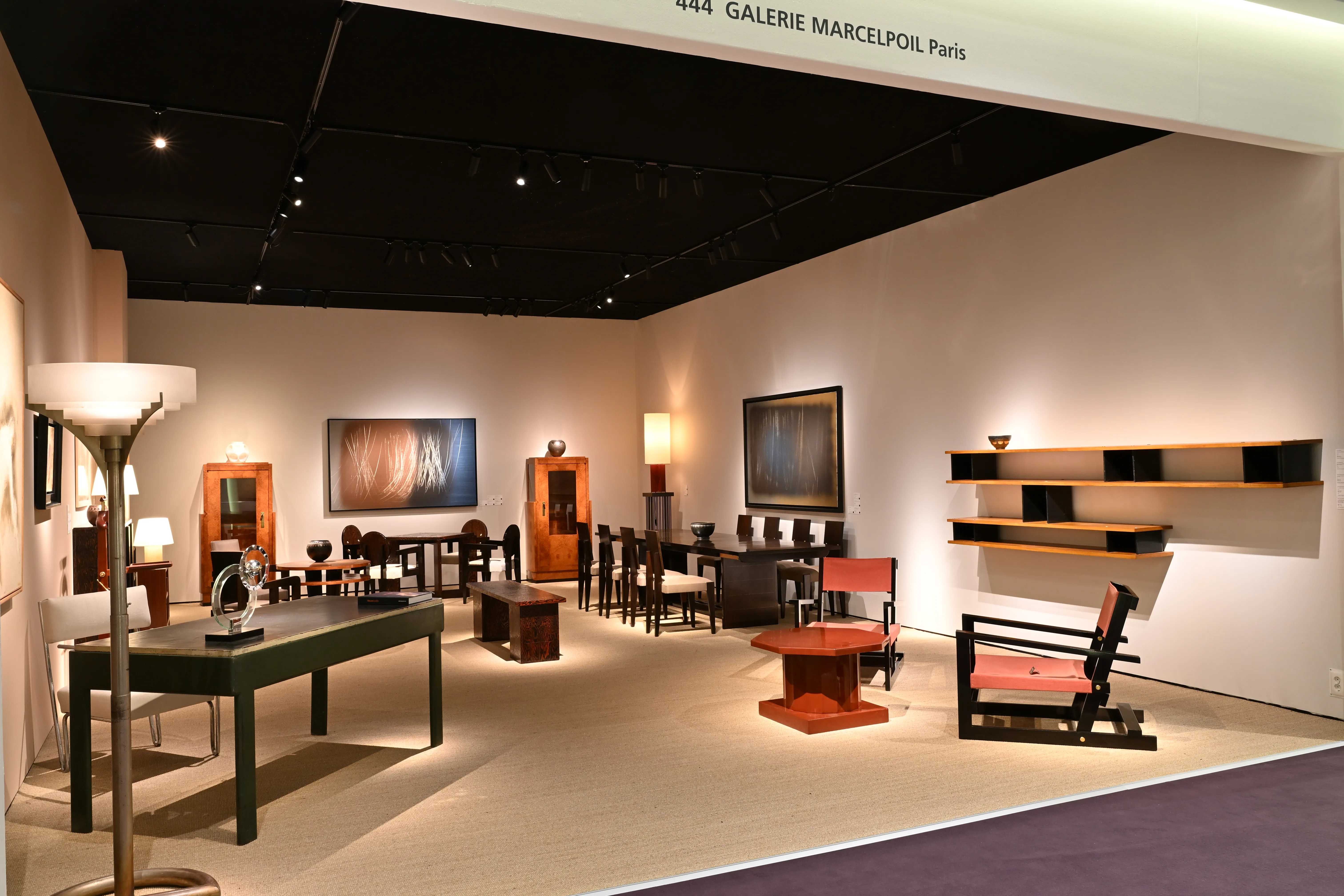 TEFAF Maastricht est considérée comme la première foire mondiale pour les beaux-arts, les antiquités et le design, rassemblant 7 000 ans d'histoire de l'art sous un même toit.
Réunissant plus de 260 marchands prestigieux venus d'une vingtaine de pays, TEFAF Maastricht est une véritable vitrine pour les plus belles œuvres d'art actuellement sur le marché.
Aux côtés des sections traditionnelles dédiées aux tableaux de maîtres anciens, aux antiquités et aux antiquités classiques qui occupent environ la moitié du salon, on y trouve également de l'art moderne et contemporain, de la photographie, de la joaillerie, du design du XXe siècle ainsi que des œuvres sur papier.