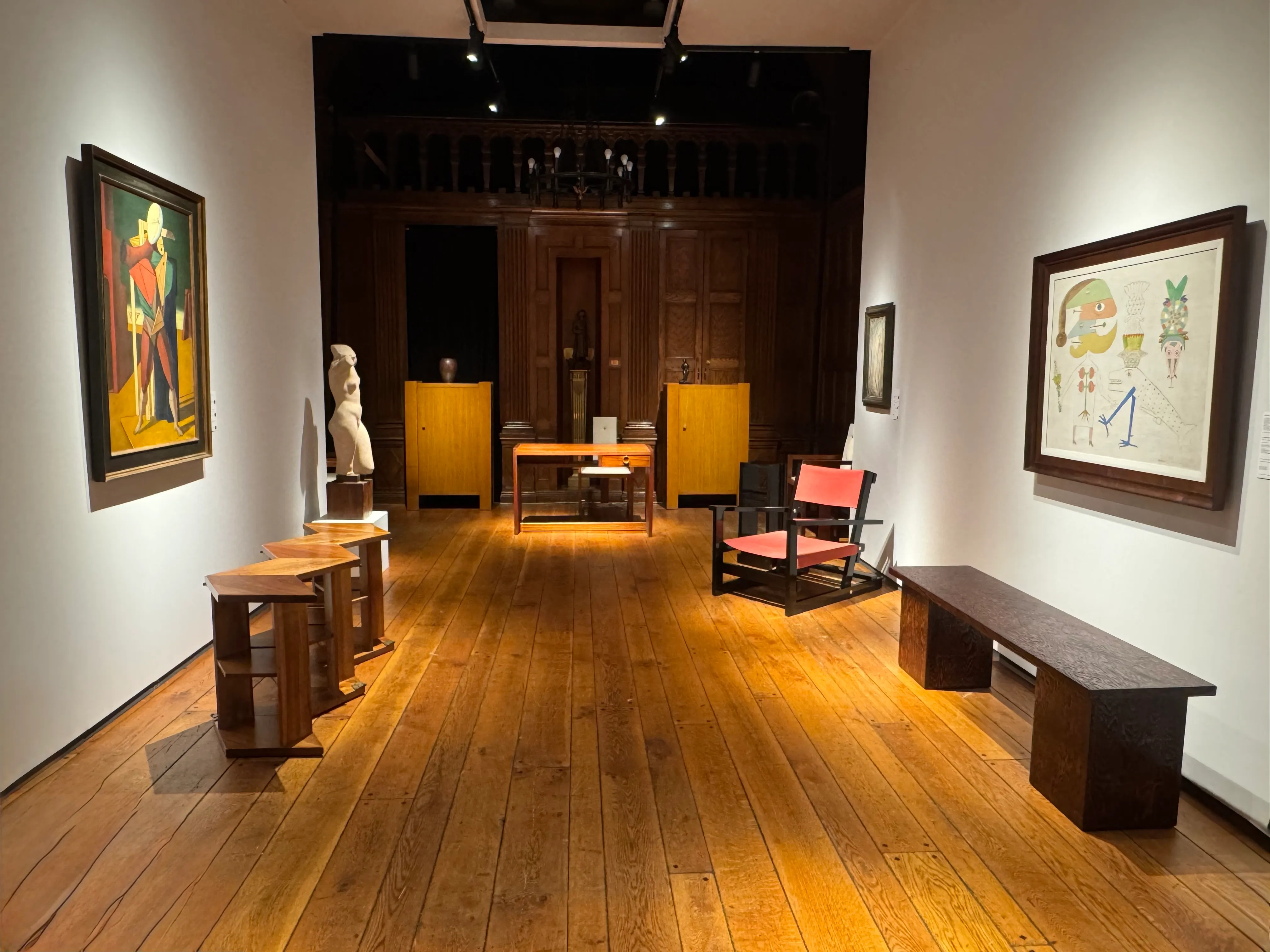 TEFAF New York, situé à New York, au cœur du marché de l'art le plus prestigieux et le plus dynamique du monde, rassemble des marchands de renommée internationale venus présenter leurs œuvres au sein de l'historique Park Avenue Armory, un emplacement de choix à Manhattan. Réunissant plus de 90 galeries internationales prestigieuses, TEFAF New York propose ce qui se fait de mieux en matière d'art moderne et contemporain, de design, de joaillerie et d'art ancien.
La foire demeure le seul salon d’art de la Park Avenue Armory à investir les 16 salles d'époque historiques, réparties sur le premier et le deuxième étage, à travers des présentations d'exposants totalement transformatrices. Les salons de réception (Reception Rooms) du premier étage et les salles des compagnies (Company Rooms) du deuxième étage ont été conçus par les artistes et designers les plus éminents du XIXe siècle, notamment Louis Comfort Tiffany, Stanford White, Herter Brothers, ou encore Pottier & Stymus.