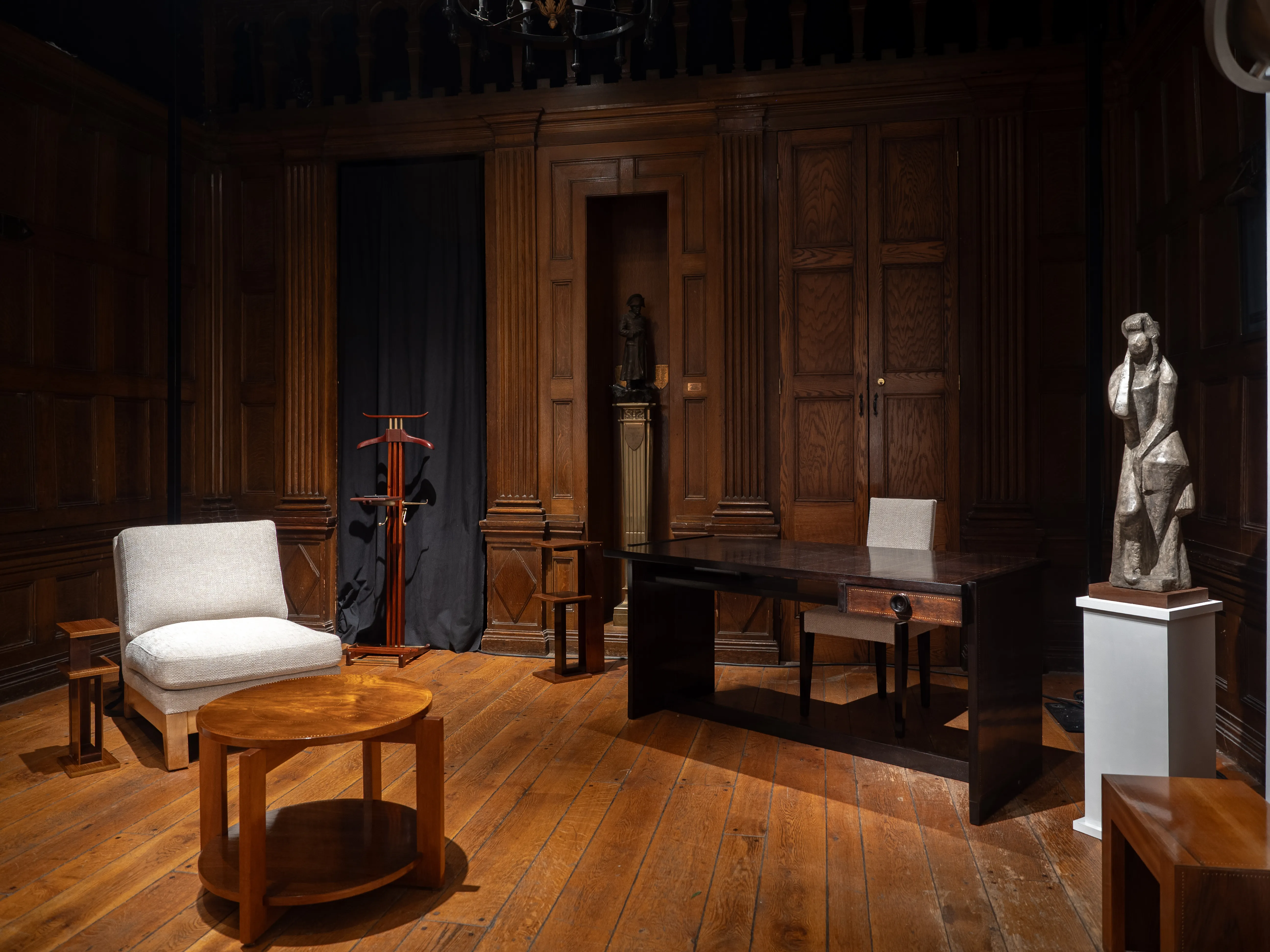 TEFAF New York, situé à New York, au cœur du marché de l'art le plus prestigieux et le plus dynamique du monde, rassemble des marchands de renommée internationale venus présenter leurs œuvres au sein de l'historique Park Avenue Armory, un emplacement de choix à Manhattan. Réunissant plus de 90 galeries internationales prestigieuses, TEFAF New York propose ce qui se fait de mieux en matière d'art moderne et contemporain, de design, de joaillerie et d'art ancien.
La foire demeure le seul salon d’art de la Park Avenue Armory à investir les 16 salles d'époque historiques, réparties sur le premier et le deuxième étage, à travers des présentations d'exposants totalement transformatrices. Les salons de réception (Reception Rooms) du premier étage et les salles des compagnies (Company Rooms) du deuxième étage ont été conçus par les artistes et designers les plus éminents du XIXe siècle, notamment Louis Comfort Tiffany, Stanford White, Herter Brothers, ou encore Pottier & Stymus.