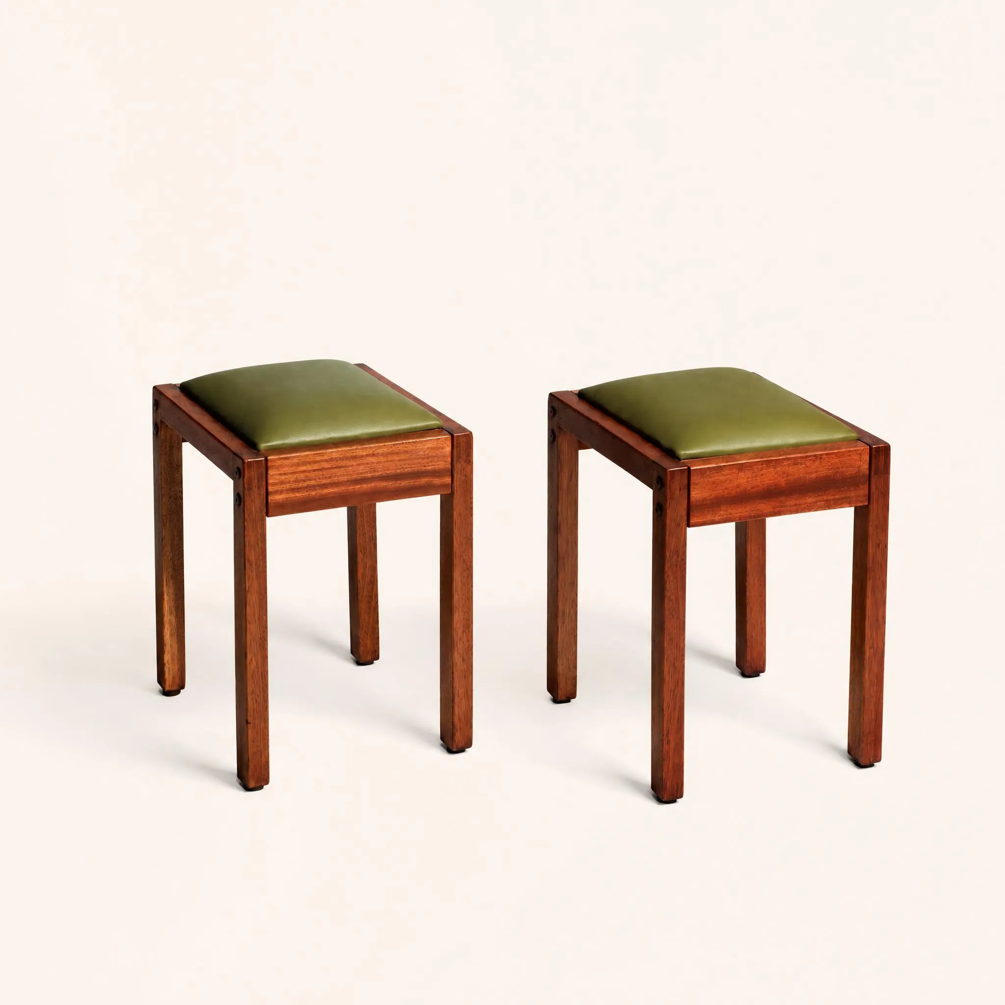 Dix tabourets en acajou