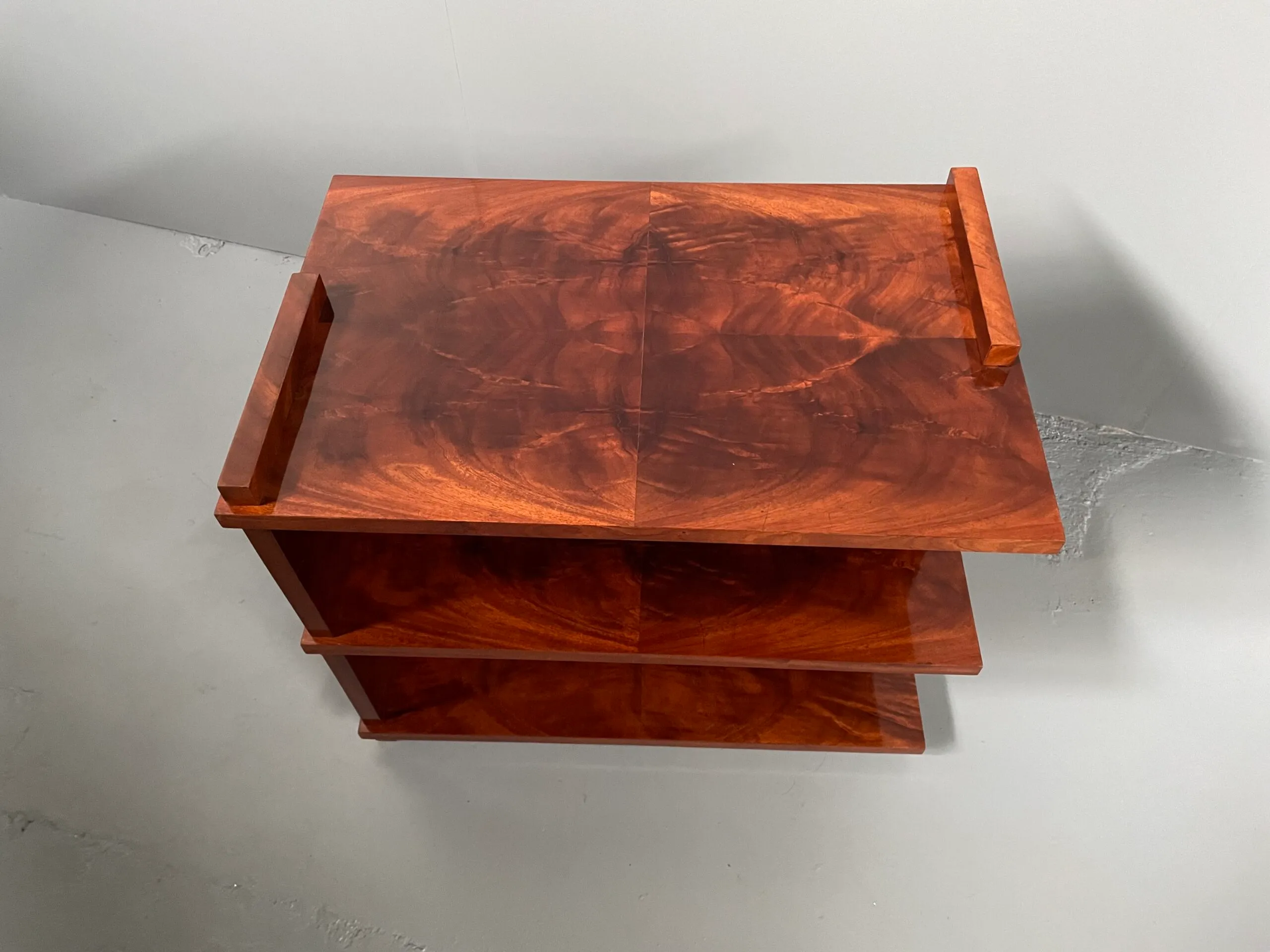 Vue de détail 1 – Table basse à trois plateaux