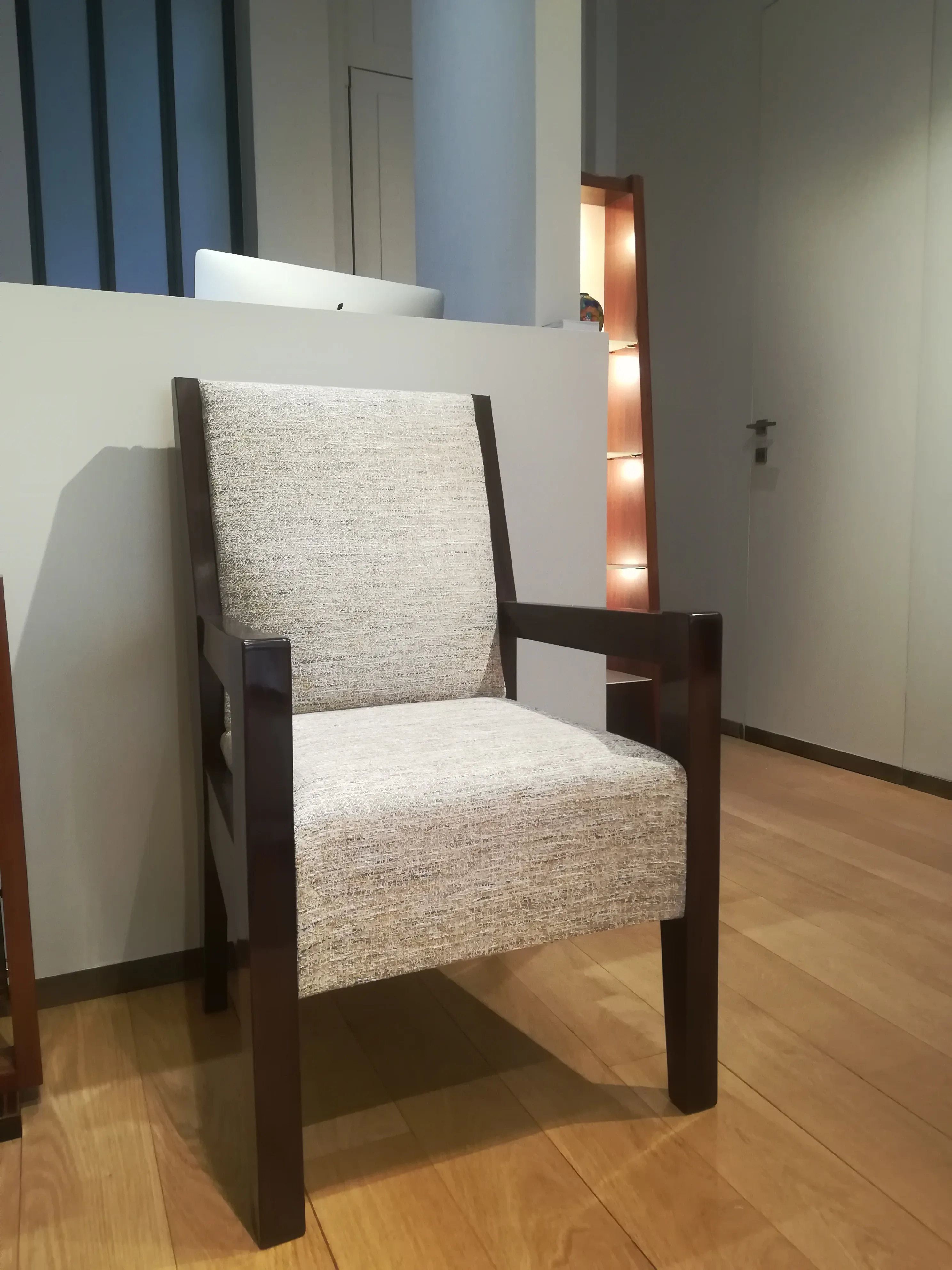Detail view 1 – Trapezoidal desk armchair