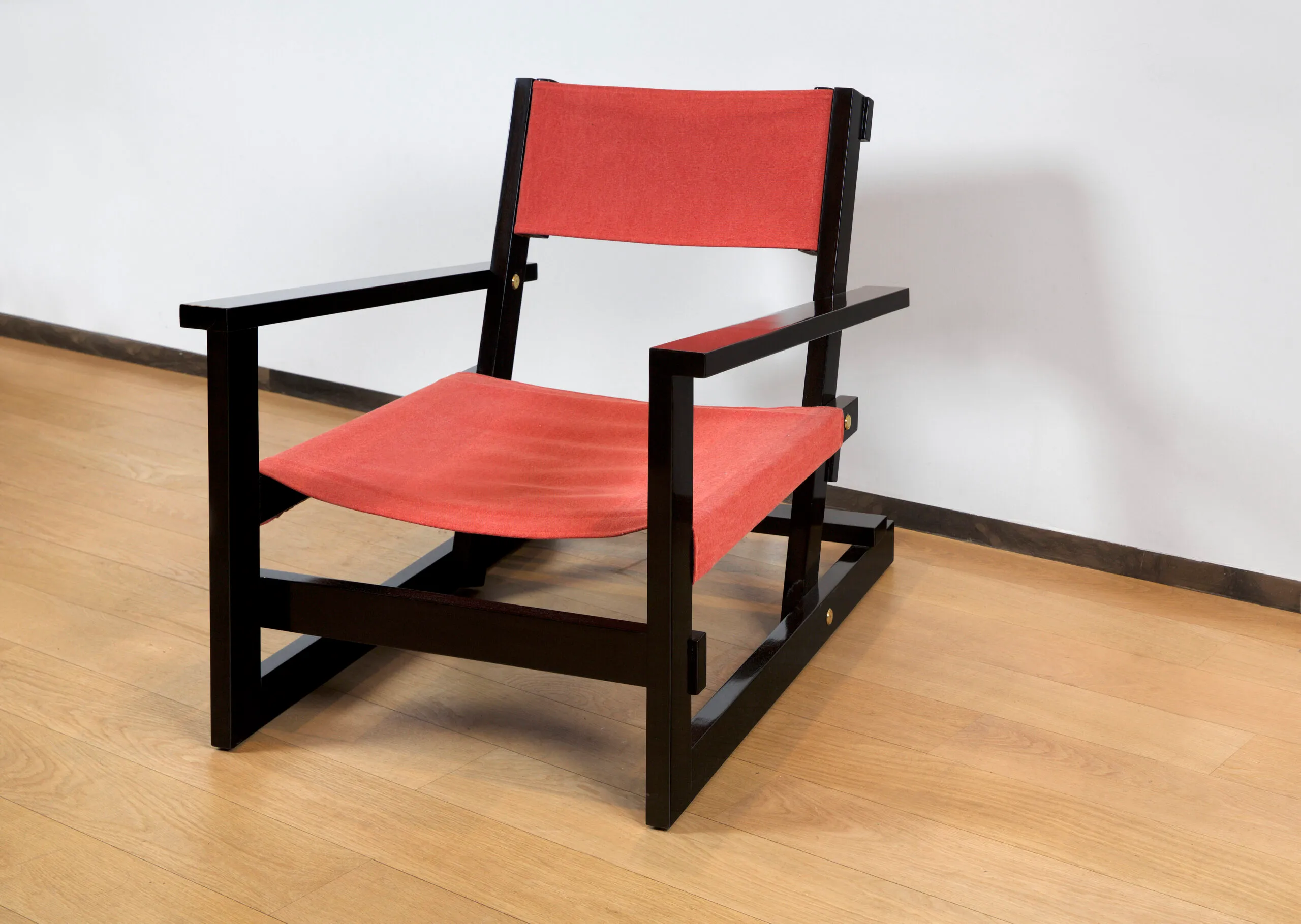 Vue de détail 1 – Deux fauteuils en acajou et tissu