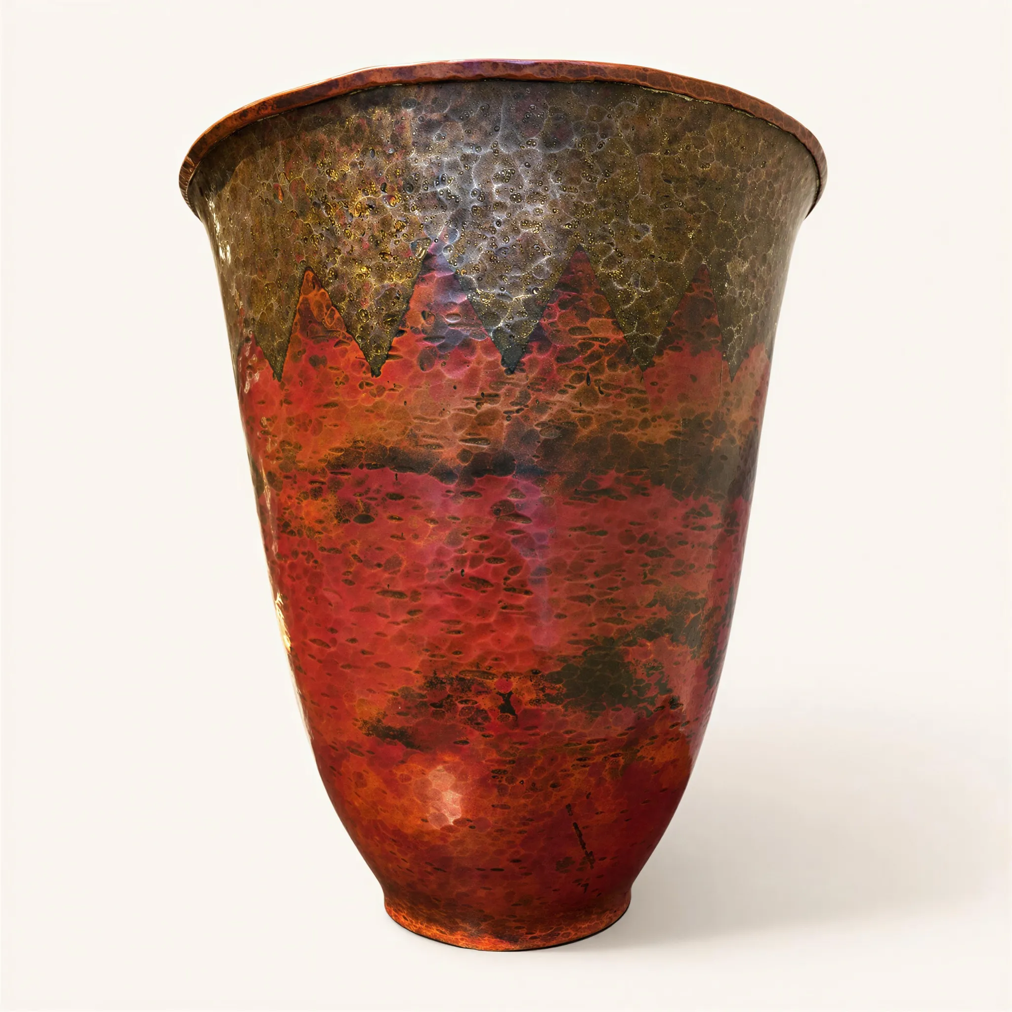 Vase en dinanderie à motif géométrique
