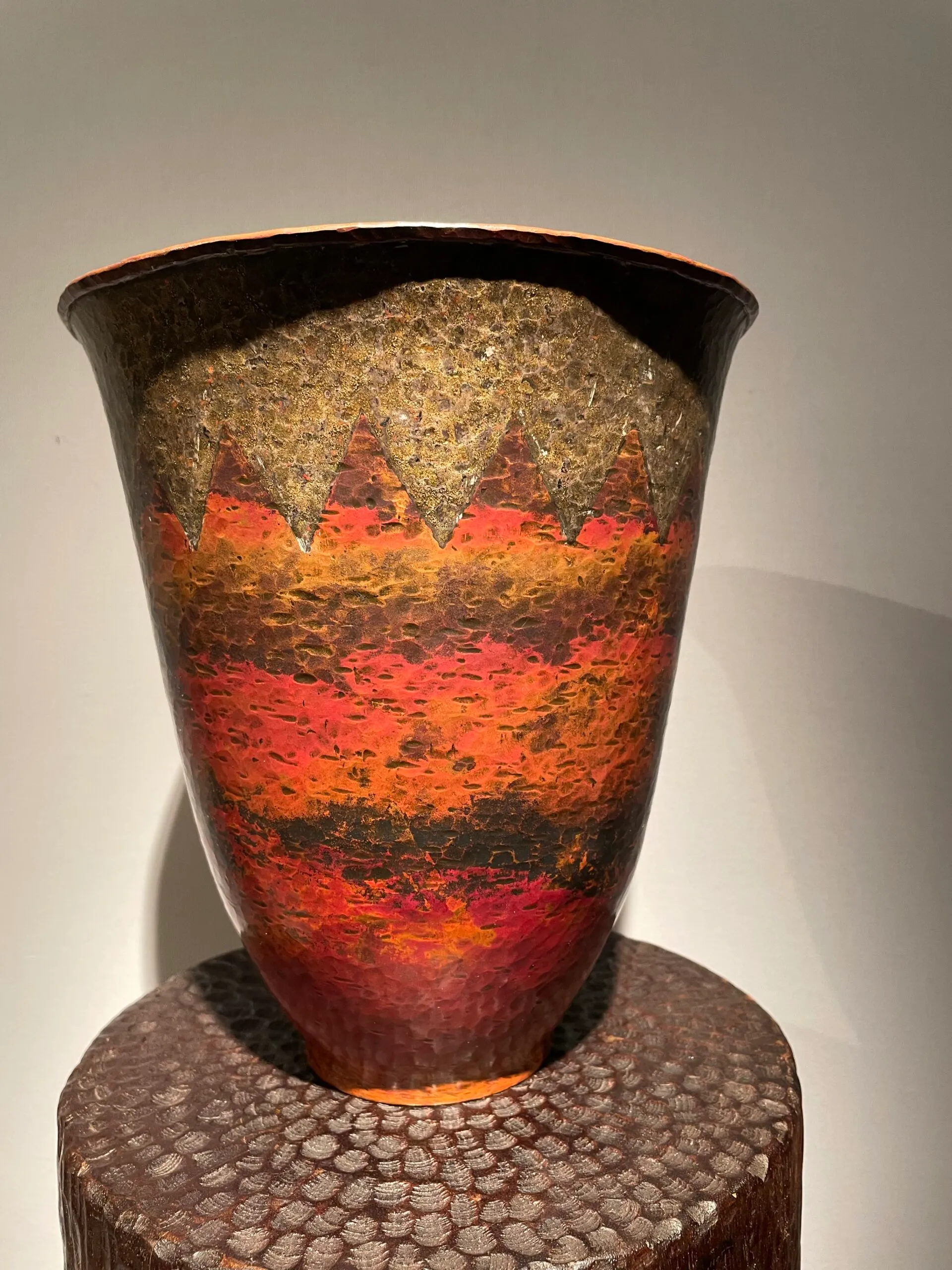 Detail view 1 – Vase en dinanderie à motif géométrique