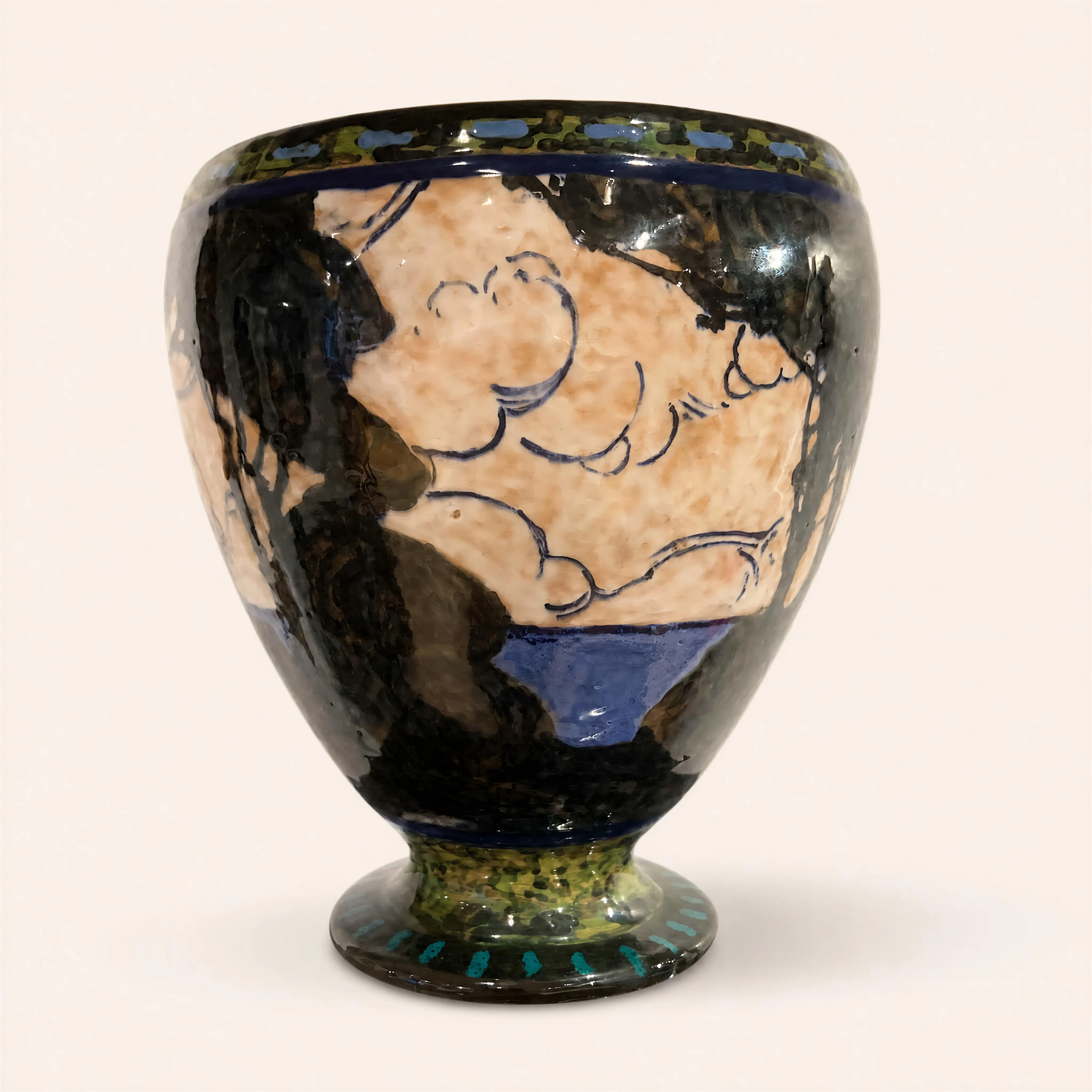 Vase en céramique à panse ovoïde s'amortissant sur un court piédouche évasé. Il développe un décor de paysage maritime stylisé, articulé autour d'une large réserve centrale beige clair cernée de lignes bleues évoquant des nuages ou des écumes. Cette composition est contrastée par de denses aplats sombres, bruns et noirs, tandis que la base du piédouche est rehaussée d'une frise rayonnante de tirets turquoise.
Signé.