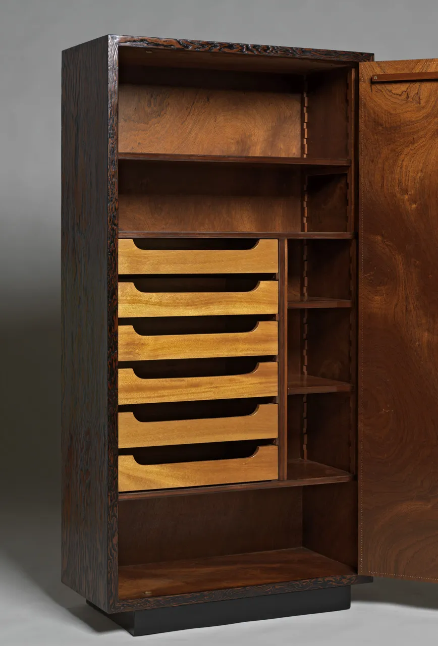 Vue de détail 1 – Commode verticale