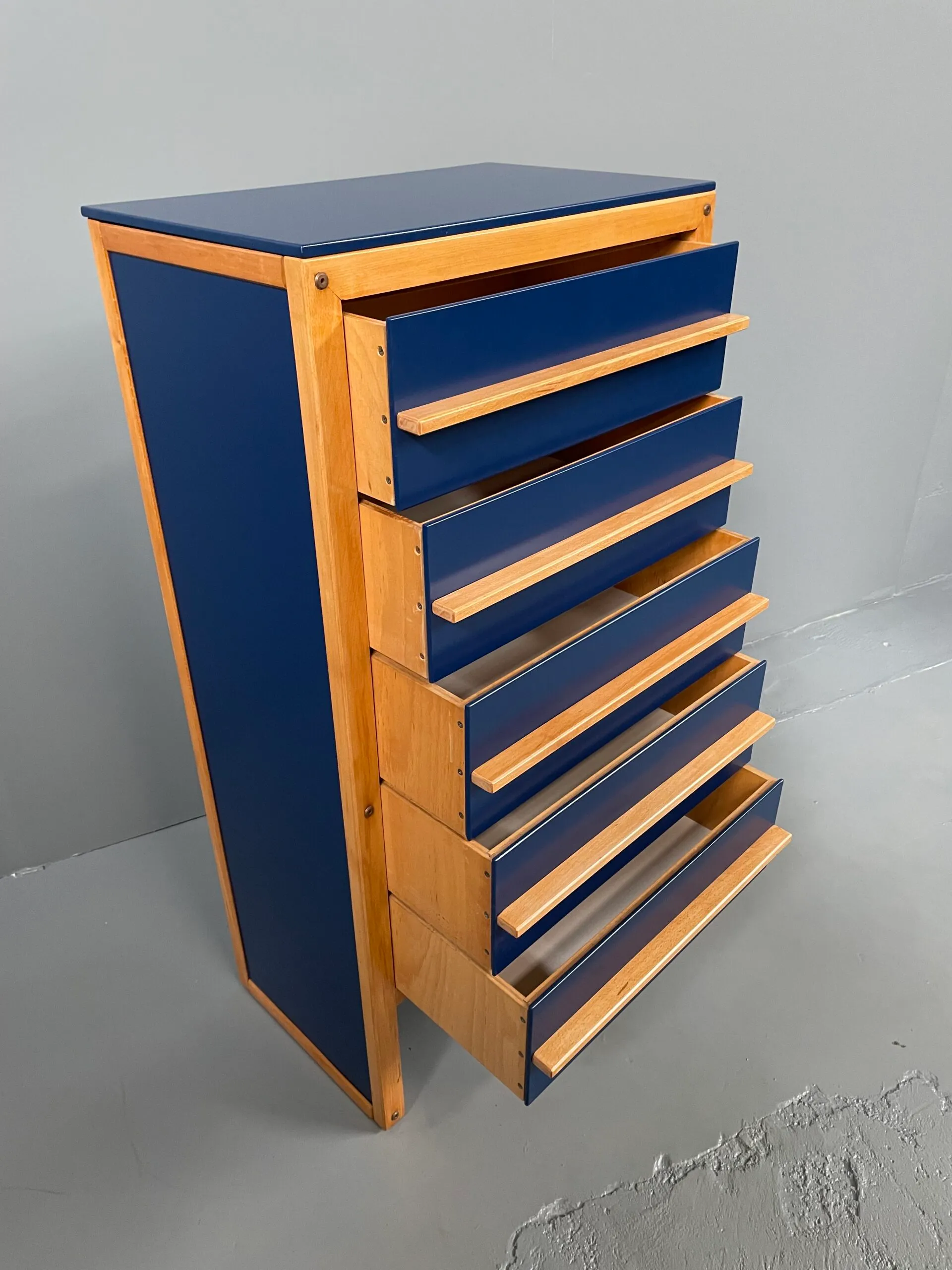 Detail view 1 – Vertical five-drawer chest