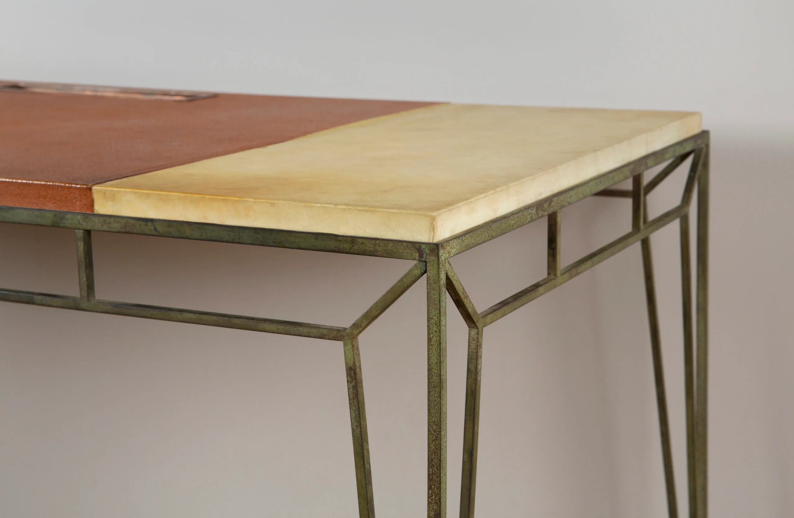 Vue de détail 1 – Table-bureau pour la maison de couture Jacques Heim
